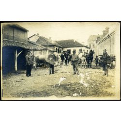   K.u.K. Bezirkskommando, Kragujevac, Szerbia, kerületi parancsnokság, magyar katonák egy szerb udvaron, 1. világháború, egyenruha, 1910-es évek, monarchia, Eredeti fotó, hátulján feliratozott, pecséttel jelzett papírkép, felületén kopásnyomok.  