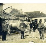 K.u.K. Bezirkskommando, Kragujevac, Szerbia, kerületi parancsnokság, magyar katonák egy szerb udvaron, 1. világháború, egyenruha, 1910-es évek, monarchia, Eredeti fotó, hátulján feliratozott, pecséttel jelzett papírkép, felületén kopásnyomok.  