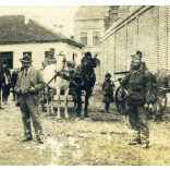 K.u.K. Bezirkskommando, Kragujevac, Szerbia, kerületi parancsnokság, magyar katonák egy szerb udvaron, 1. világháború, egyenruha, 1910-es évek, monarchia, Eredeti fotó, hátulján feliratozott, pecséttel jelzett papírkép, felületén kopásnyomok.  