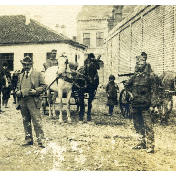 K.u.K. Bezirkskommando, Kragujevac, Szerbia, kerületi parancsnokság, magyar katonák egy szerb udvaron, 1. világháború, egyenruha, 1910-es évek, monarchia, Eredeti fotó, hátulján feliratozott, pecséttel jelzett papírkép, felületén kopásnyomok.  