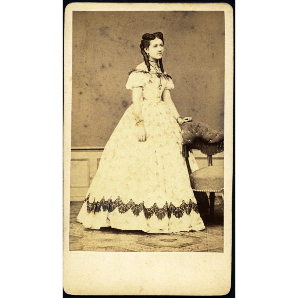 Borsos és Doctor műterme, Pest, elegáns fiatal nő portréja, gyönyörű haj, frizura, nemes, monarchia, 1860-as évek, Eredeti CDV, vizitkártya fotó. 