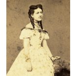 Borsos és Doctor műterme, Pest, elegáns fiatal nő portréja, gyönyörű haj, frizura, nemes, monarchia, 1860-as évek, Eredeti CDV, vizitkártya fotó. 