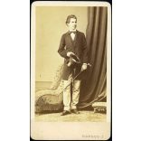 Borsos József műterme, Pest, elegáns fiatal férfi polgári ruhában, cilinder, sétapálca, monarchia, 1860-as évek, Eredeti CDV, vizitkártya fotó.   
