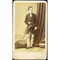   Borsos József műterme, Pest, elegáns fiatal férfi polgári ruhában, cilinder, sétapálca, monarchia, 1860-as évek, Eredeti CDV, vizitkártya fotó.   