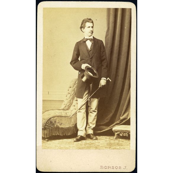Borsos József műterme, Pest, elegáns fiatal férfi polgári ruhában, cilinder, sétapálca, monarchia, 1860-as évek, Eredeti CDV, vizitkártya fotó.   