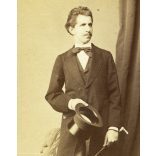 Borsos József műterme, Pest, elegáns fiatal férfi polgári ruhában, cilinder, sétapálca, monarchia, 1860-as évek, Eredeti CDV, vizitkártya fotó.   