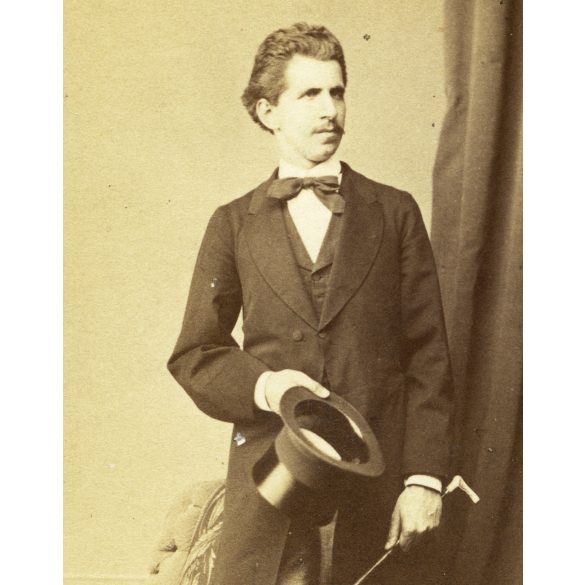 Borsos József műterme, Pest, elegáns fiatal férfi polgári ruhában, cilinder, sétapálca, monarchia, 1860-as évek, Eredeti CDV, vizitkártya fotó.   