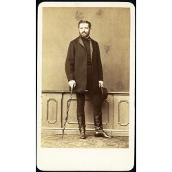   Borsos József műterme, Pest, elegáns fiatal szakállas férfi magyaros  ruhában, különös sétapálca, csizma, szakáll, monarchia, 1860-as évek, Eredeti CDV, vizitkártya fotó.  