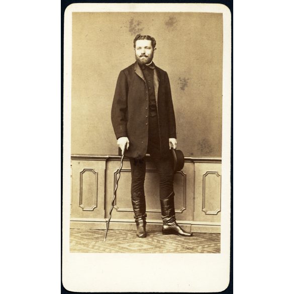 Borsos József műterme, Pest, elegáns fiatal szakállas férfi magyaros  ruhában, különös sétapálca, csizma, szakáll, monarchia, 1860-as évek, Eredeti CDV, vizitkártya fotó.  