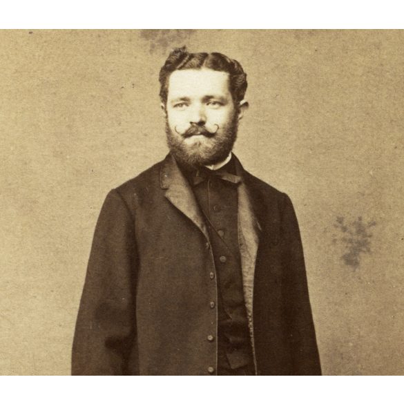 Borsos József műterme, Pest, elegáns fiatal szakállas férfi magyaros  ruhában, különös sétapálca, csizma, szakáll, monarchia, 1860-as évek, Eredeti CDV, vizitkártya fotó.  