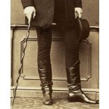 Borsos József műterme, Pest, elegáns fiatal szakállas férfi magyaros  ruhában, különös sétapálca, csizma, szakáll, monarchia, 1860-as évek, Eredeti CDV, vizitkártya fotó.  