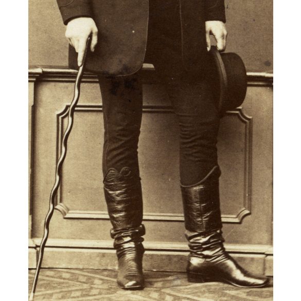 Borsos József műterme, Pest, elegáns fiatal szakállas férfi magyaros  ruhában, különös sétapálca, csizma, szakáll, monarchia, 1860-as évek, Eredeti CDV, vizitkártya fotó.  