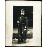 Magyar katona, Darula Sándor különös egyenruhában, puska, 1. világháború,  monarchia, 1910-es évek, Eredeti fotó, hátulján feliratozott papírkép.  