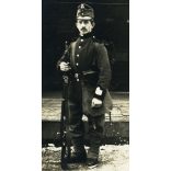 Magyar katona, Darula Sándor különös egyenruhában, puska, 1. világháború,  monarchia, 1910-es évek, Eredeti fotó, hátulján feliratozott papírkép.  