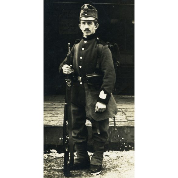 Magyar katona, Darula Sándor különös egyenruhában, puska, 1. világháború,  monarchia, 1910-es évek, Eredeti fotó, hátulján feliratozott papírkép.  