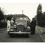 4 darab fotó, elegáns család Mercedes személygépkocsival, Kassa (?), Felvidék, autó zászlóval, AR-813 magyar rendszám, jármű, közlekedés, 2. világháború, 1940-es évek, Eredeti fotó,  papírkép.   