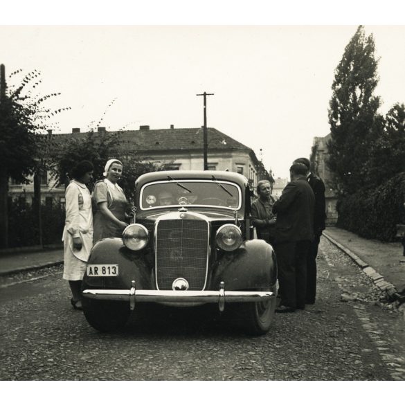 4 darab fotó, elegáns család Mercedes személygépkocsival, Kassa (?), Felvidék, autó zászlóval, AR-813 magyar rendszám, jármű, közlekedés, 2. világháború, 1940-es évek, Eredeti fotó,  papírkép.   