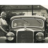 4 darab fotó, elegáns család Mercedes személygépkocsival, Kassa (?), Felvidék, autó zászlóval, AR-813 magyar rendszám, jármű, közlekedés, 2. világháború, 1940-es évek, Eredeti fotó,  papírkép.   