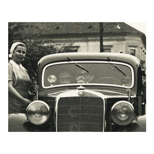 4 darab fotó, elegáns család Mercedes személygépkocsival, Kassa (?), Felvidék, autó zászlóval, AR-813 magyar rendszám, jármű, közlekedés, 2. világháború, 1940-es évek, Eredeti fotó,  papírkép.   