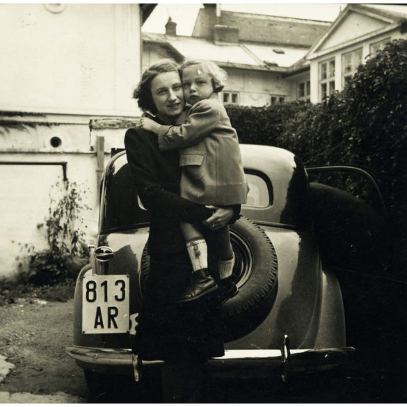 4 darab fotó, elegáns család Mercedes személygépkocsival, Kassa (?), Felvidék, autó zászlóval, AR-813 magyar rendszám, jármű, közlekedés, 2. világháború, 1940-es évek, Eredeti fotó,  papírkép.   