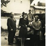 4 darab fotó, elegáns család Mercedes személygépkocsival, Kassa (?), Felvidék, autó zászlóval, AR-813 magyar rendszám, jármű, közlekedés, 2. világháború, 1940-es évek, Eredeti fotó,  papírkép.   