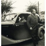 4 darab fotó, elegáns család Mercedes személygépkocsival, Kassa (?), Felvidék, autó zászlóval, AR-813 magyar rendszám, jármű, közlekedés, 2. világháború, 1940-es évek, Eredeti fotó,  papírkép.   