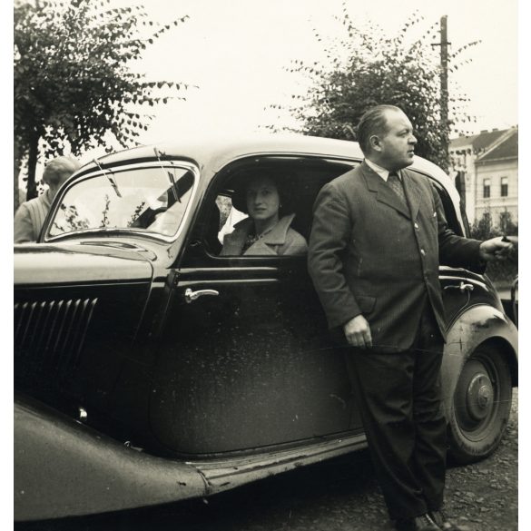 4 darab fotó, elegáns család Mercedes személygépkocsival, Kassa (?), Felvidék, autó zászlóval, AR-813 magyar rendszám, jármű, közlekedés, 2. világháború, 1940-es évek, Eredeti fotó,  papírkép.   