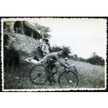 Kirándulók kerékpárral az Árpád-kilátónál, Budapest, Látó-hegy, Gugger-hegy, bicikli, turizmus, sport, 1939, 1930-as évek, Eredeti fotó, hátulján feliratozott papírkép. 