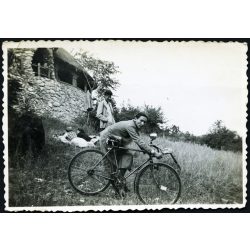   Kirándulók kerékpárral az Árpád-kilátónál, Budapest, Látó-hegy, Gugger-hegy, bicikli, turizmus, sport, 1939, 1930-as évek, Eredeti fotó, hátulján feliratozott papírkép. 