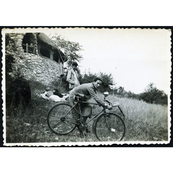 Kirándulók kerékpárral az Árpád-kilátónál, Budapest, Látó-hegy, Gugger-hegy, bicikli, turizmus, sport, 1939, 1930-as évek, Eredeti fotó, hátulján feliratozott papírkép. 