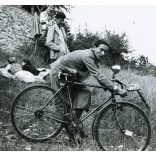 Kirándulók kerékpárral az Árpád-kilátónál, Budapest, Látó-hegy, Gugger-hegy, bicikli, turizmus, sport, 1939, 1930-as évek, Eredeti fotó, hátulján feliratozott papírkép. 