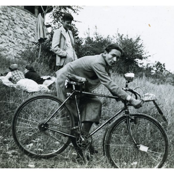 Kirándulók kerékpárral az Árpád-kilátónál, Budapest, Látó-hegy, Gugger-hegy, bicikli, turizmus, sport, 1939, 1930-as évek, Eredeti fotó, hátulján feliratozott papírkép. 