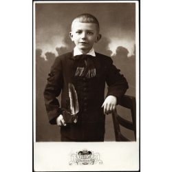   Patakiné műterme, Rákospalota (Budapest), iskolás fiú darutollas sapkával, magyaros ruha, egyenruha, helytörténet, 1930-as évek, Eredeti fotó, papírkép.  