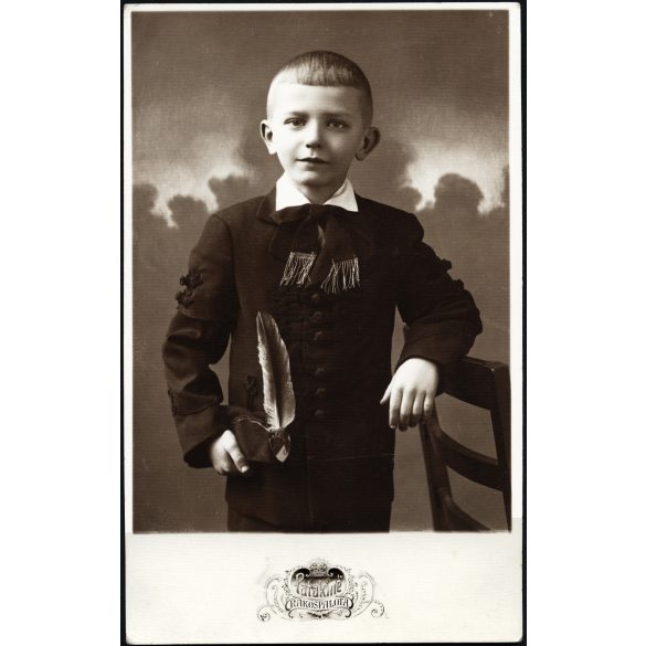 Patakiné műterme, Rákospalota (Budapest), iskolás fiú darutollas sapkával, magyaros ruha, egyenruha, helytörténet, 1930-as évek, Eredeti fotó, papírkép.  