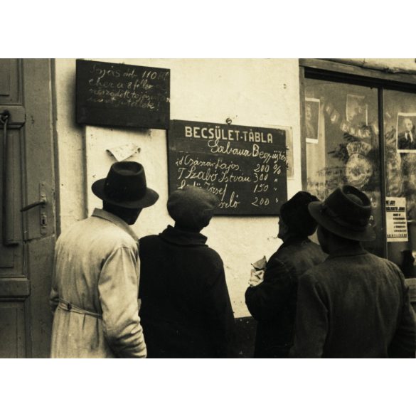 Becsület tábla, gabona begyűjtés, kirakat, Lenin, Szálin képek, kommunizmus, 1950-es évek, Eredeti fotó, papírkép.   