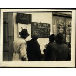 Becsület tábla, gabona begyűjtés, kirakat, Lenin, Szálin képek, kommunizmus, 1950-es évek, Eredeti fotó, papírkép.   