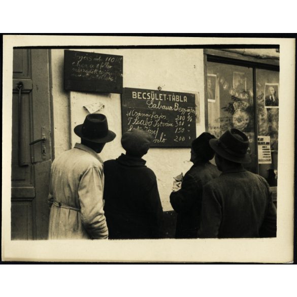 Becsület tábla, gabona begyűjtés, kirakat, Lenin, Szálin képek, kommunizmus, 1950-es évek, Eredeti fotó, papírkép.   