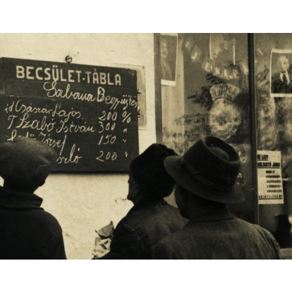 Becsület tábla, gabona begyűjtés, kirakat, Lenin, Szálin képek, kommunizmus, 1950-es évek, Eredeti fotó, papírkép.   