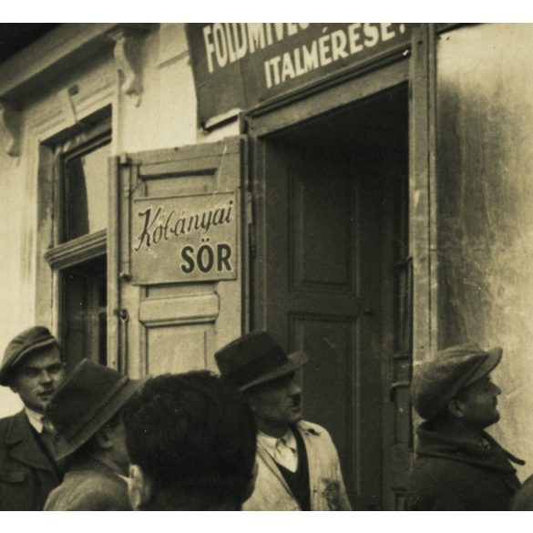 Becsület tábla, gabona begyűjtés, vendéglátás, italmérés, kocsma, Kőbányai sör reklám, , kommunizmus, falu, paraszt,  1950-es évek, Eredeti fotó, papírkép.  