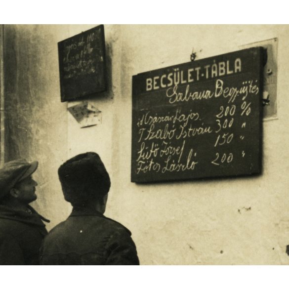 Becsület tábla, gabona begyűjtés, vendéglátás, italmérés, kocsma, Kőbányai sör reklám, , kommunizmus, falu, paraszt,  1950-es évek, Eredeti fotó, papírkép.  