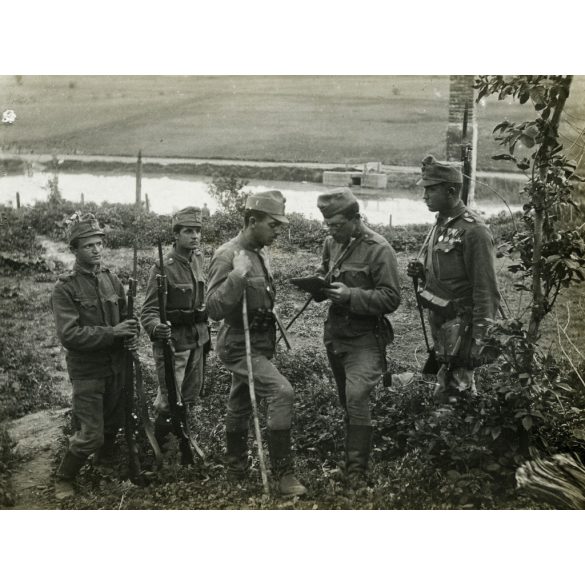Tábori posta 622, Virágh János (1. honvéd gyalogezred), feleségének, magyar katonák puskákkal, érdemrend, kitüntetés, egyenruha, 1. világháború, katona, monarchia, 1917. VI. 10., 1910-es évek, Eredeti fotó, papírkép, hátulján feliratozott Tábori post