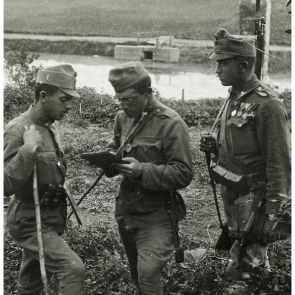 Tábori posta 622, Virágh János (1. honvéd gyalogezred), feleségének, magyar katonák puskákkal, érdemrend, kitüntetés, egyenruha, 1. világháború, katona, monarchia, 1917. VI. 10., 1910-es évek, Eredeti fotó, papírkép, hátulján feliratozott Tábori post