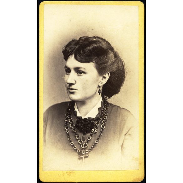 Beszédes Sándor műterme, Esztergom, elegáns nő nyaklánccal, ékszer, monarchia, 1870-es évek, Eredeti CDV, vizitkártya fotó gyönyörű hátlappal.  
