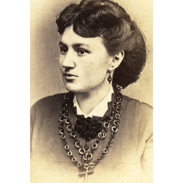 Beszédes Sándor műterme, Esztergom, elegáns nő nyaklánccal, ékszer, monarchia, 1870-es évek, Eredeti CDV, vizitkártya fotó gyönyörű hátlappal.  