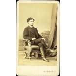 Borsos József műterme, Pest, fiatal férfi szivarral, magyaros ruhába, csizma, monarchia, 1860-as évek, Eredeti CDV, vizitkártya fotó.  