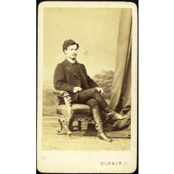   Borsos József műterme, Pest, fiatal férfi szivarral, magyaros ruhába, csizma, monarchia, 1860-as évek, Eredeti CDV, vizitkártya fotó.  