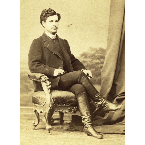 Borsos József műterme, Pest, fiatal férfi szivarral, magyaros ruhába, csizma, monarchia, 1860-as évek, Eredeti CDV, vizitkártya fotó.  