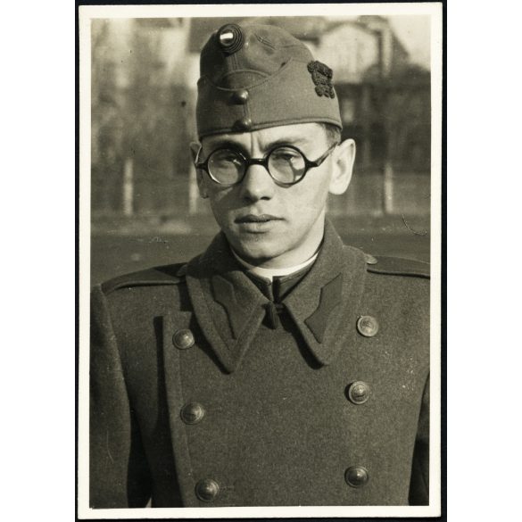 Szalay Sándor karpaszományos él. katona, Budapest, egyenruha, szemüveg, 2. világháború, fiatal férfi, 1939, 1930-as évek, Horthy-korszak, Eredeti fotó, hátulján feliratozott papírkép.   