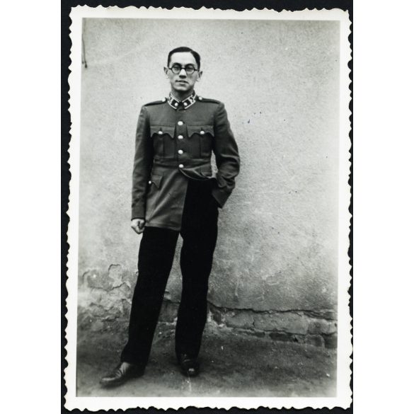 Szalay Sándor hadapród őrmester, katona, Budapest, egyenruha, szemüveg, 2. világháború, fiatal férfi, 1941, 1940-es évek, Horthy-korszak, Eredeti fotó, hátulján feliratozott papírkép.  