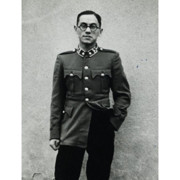 Szalay Sándor hadapród őrmester, katona, Budapest, egyenruha, szemüveg, 2. világháború, fiatal férfi, 1941, 1940-es évek, Horthy-korszak, Eredeti fotó, hátulján feliratozott papírkép.  